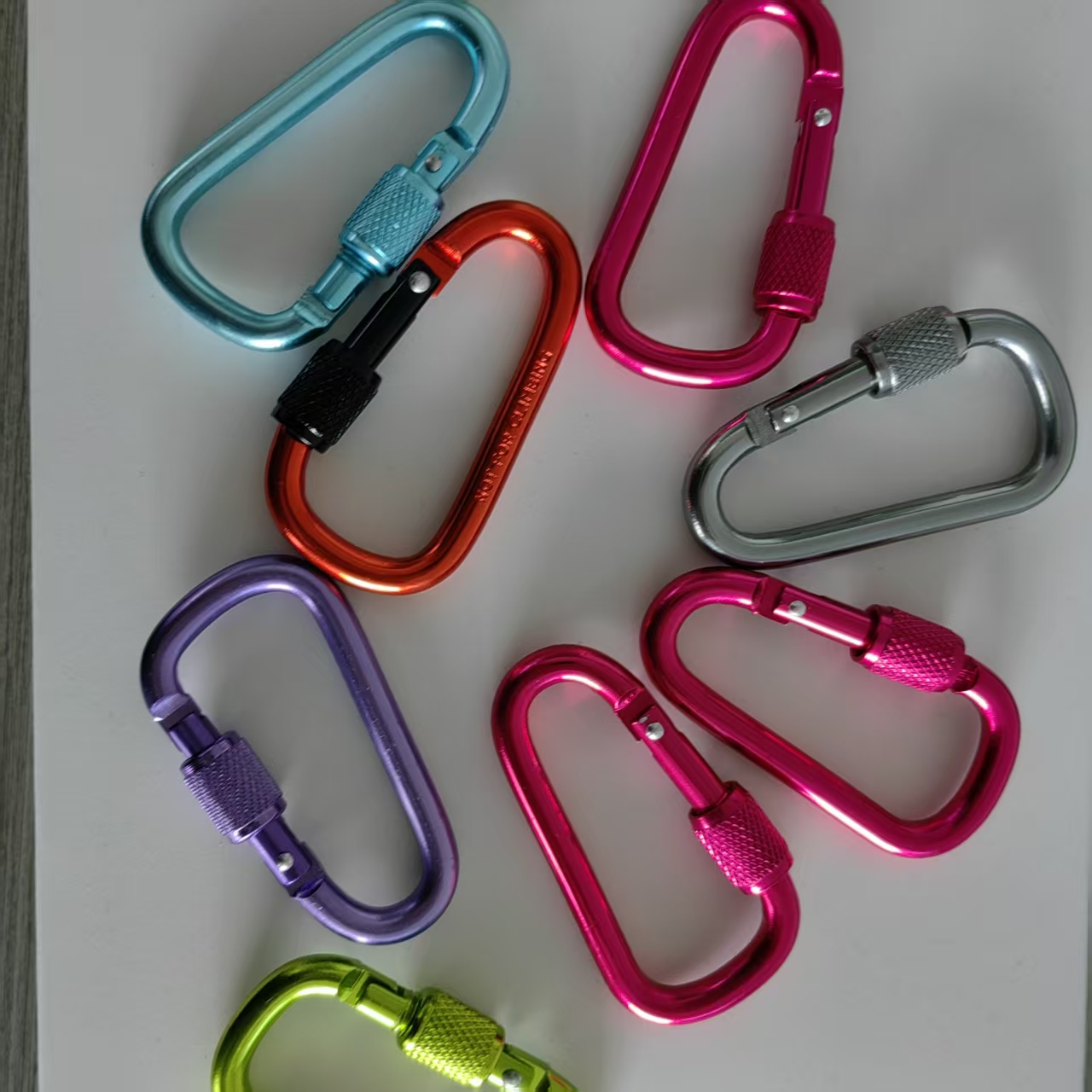 Heavy Duty Aluminum D‑Shaped L - Carabiner Locking D のレビューと価格